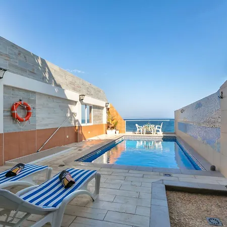 Seaside House With Heated Pool Ferienhaus