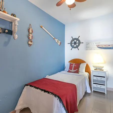 Vakantiehuis Seaside House With Heated Pool