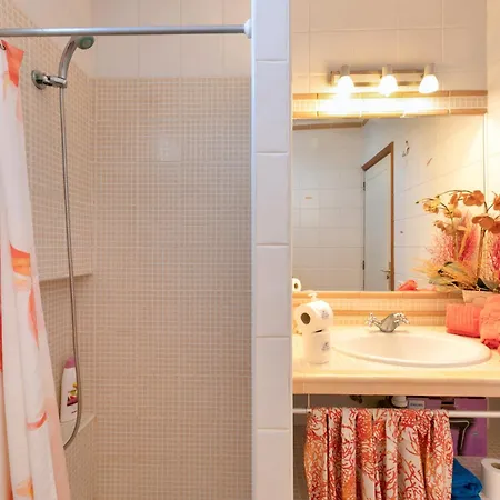 Vakantiehuis Seaside House With Heated Pool